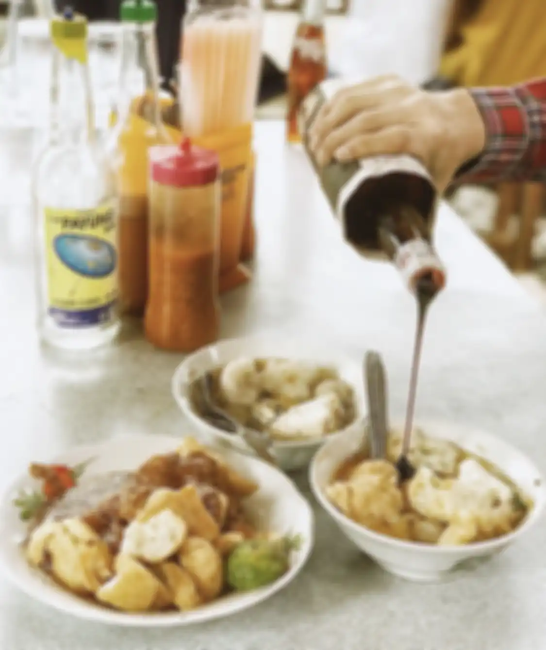 Inilah 5 tempat wisata kuliner di Bandung yang nggak bikin kantong jebol. Kita wajib cicipi saat liburan bersama pasangan.