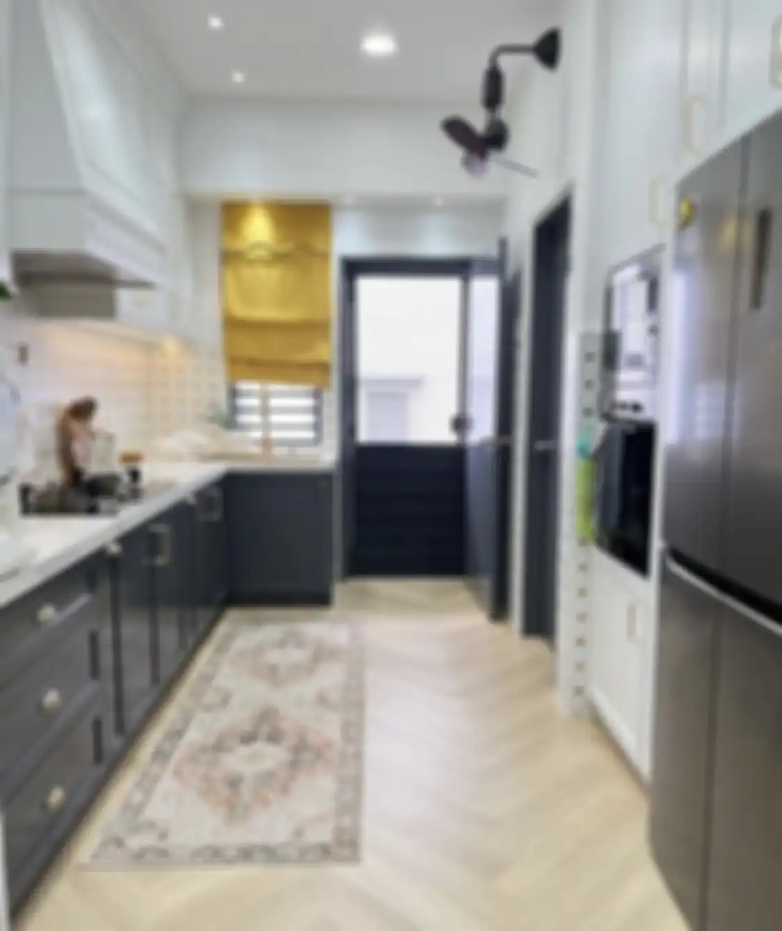 Desain dapur mungil ditata dengan trik berbeda agar tampilannya sedap dipandang. Foto interiornya bikin melongo.