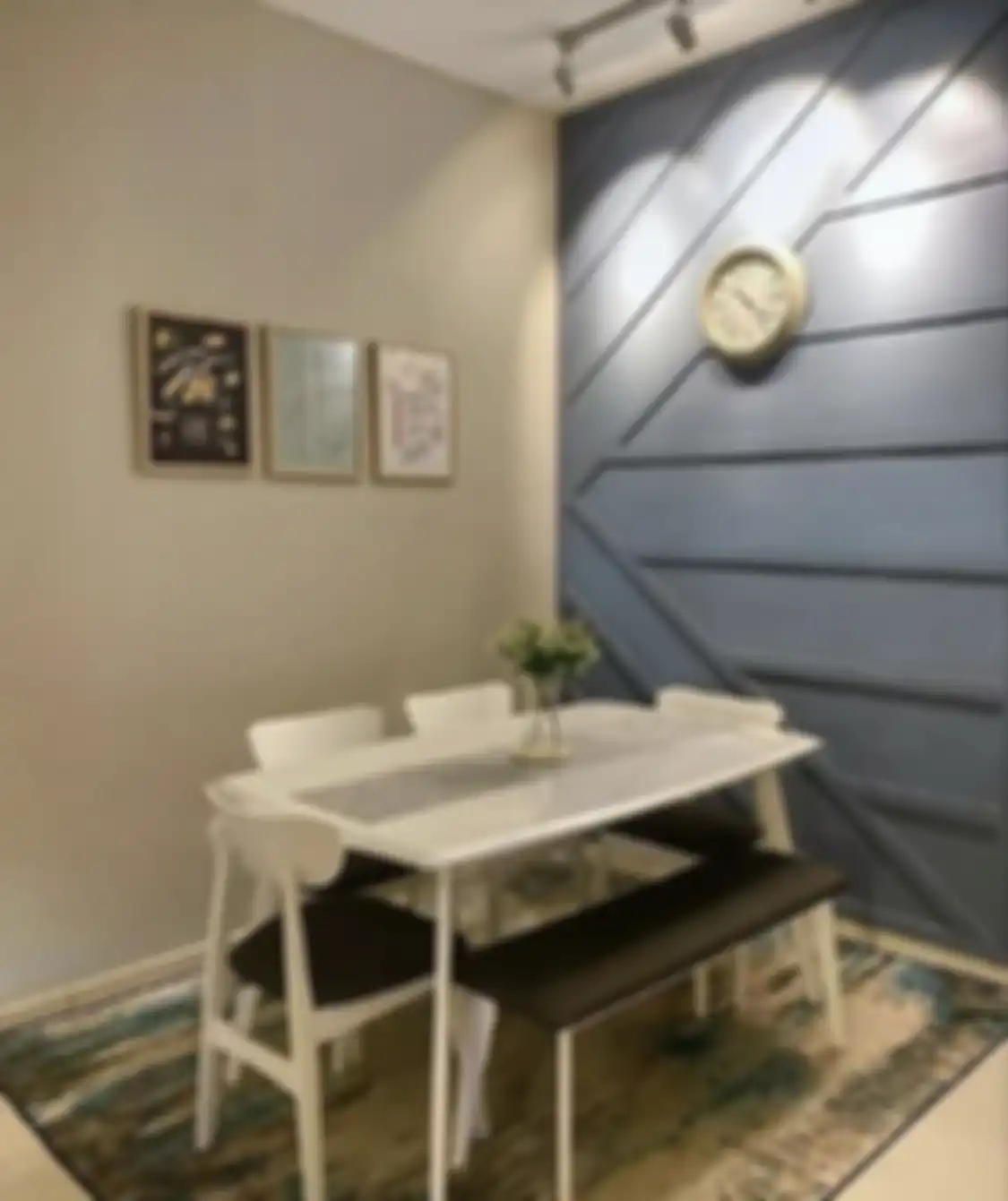 Desain ruang makan yang diberi sentuhan unik bikin penghuni rumah minimalis senyum-senyum. Foto interiornya jadi referensi.