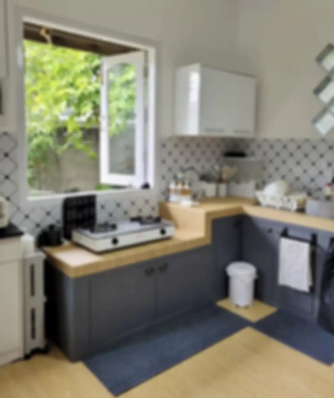 Banyak pemilik rumah sebel melihat foto dapur sempit yang tampak berantakan. Ternyata 7 cara tak biasa jadi obatnya.