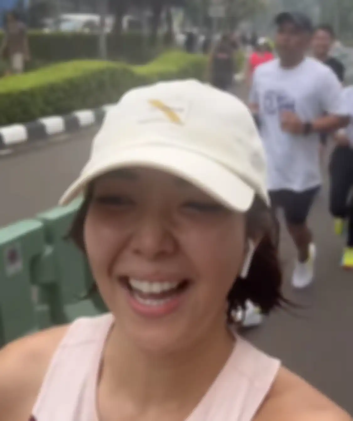 Inilah 5 foto Gisel lari di Sudirman bareng bos Gading Marten, Sean Gelael. Bajunya jadi pertanyaan. Ternyata begini jawabannya.