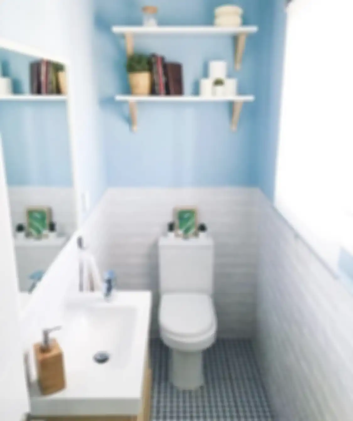 Foto hasil desain kamar mandi kecil yang sengaja dirancang begini tampak semakin lapang. 