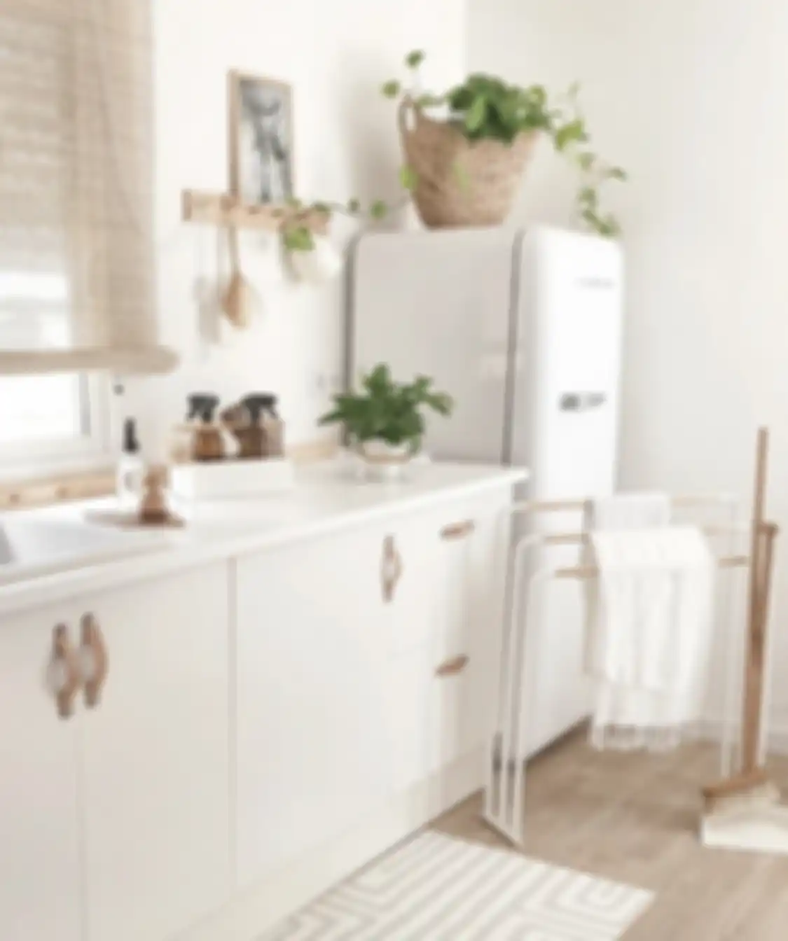 Potret interior dapur sempit yang anti sumpek.