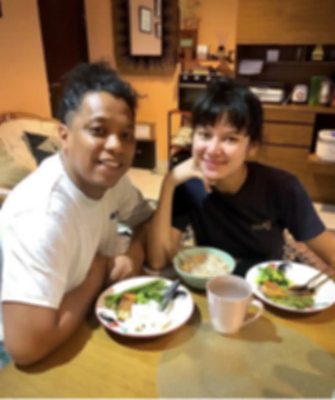 Inilah 6 artis Indonesia yang ternyata masih tinggal di rumah kontrakan. Nomor terakhir malah sampai nangis lihat kondisi suaminya.