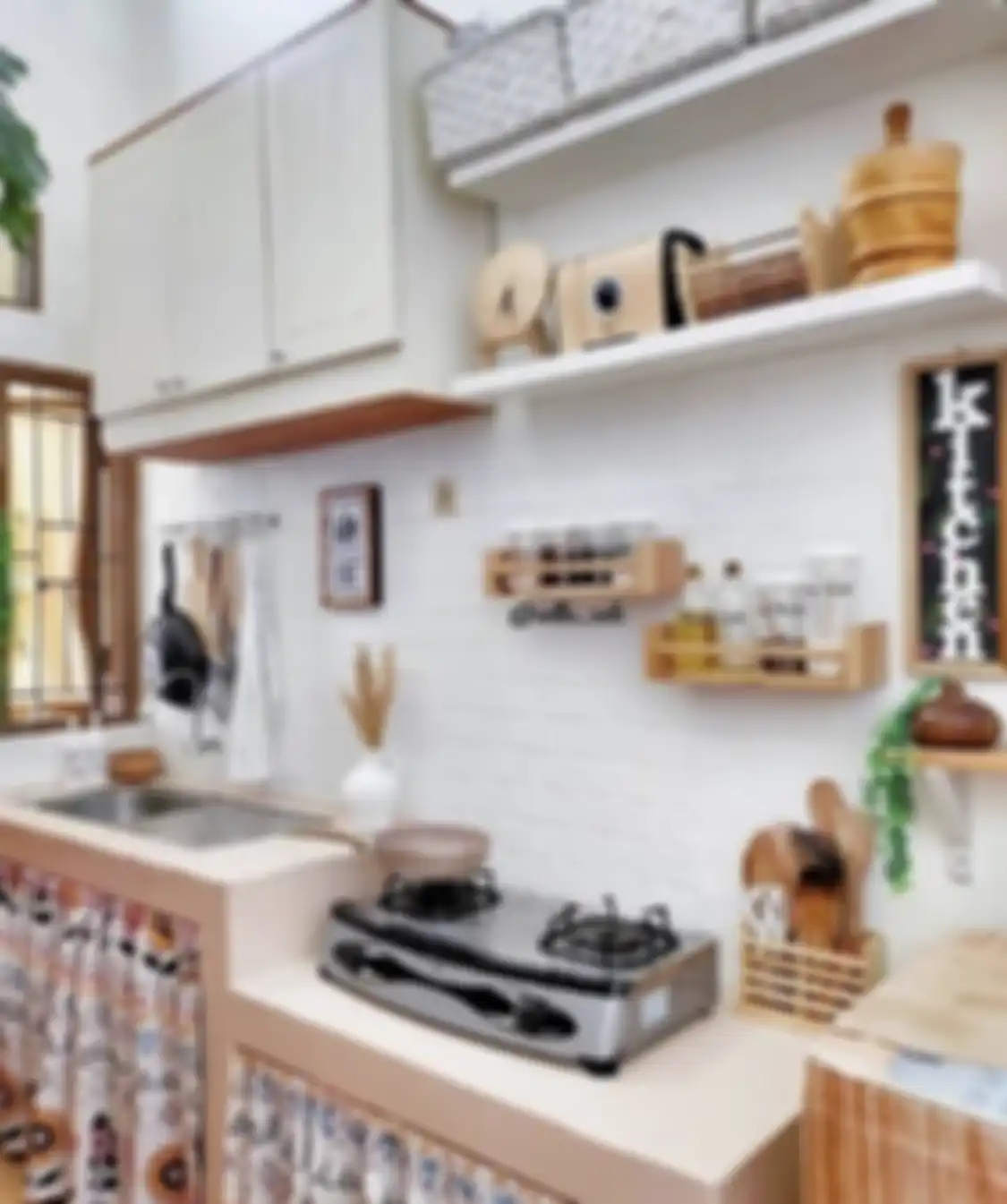Desain dapur sederhana Ibu-ibu pemilik rumah mungil ini terus dibahas. Dia sengaja memasang keramik dinding. Lihat 8 foto hasilnya.