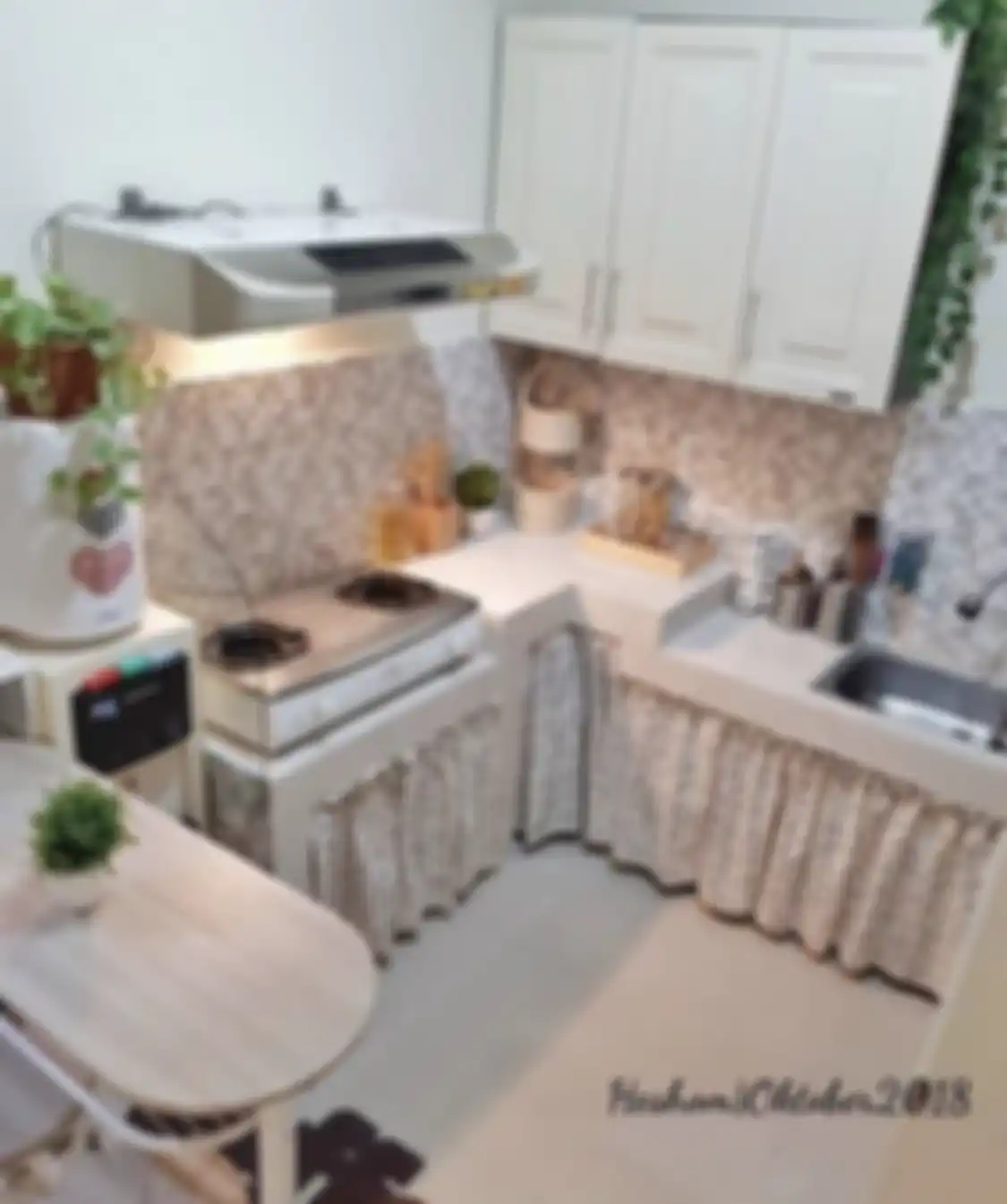 Desain dapur sederhana yang dijamin hemat biaya terlihat cantik karena ditambahi elemen tak biasa. Foto interiornya menawan hati.