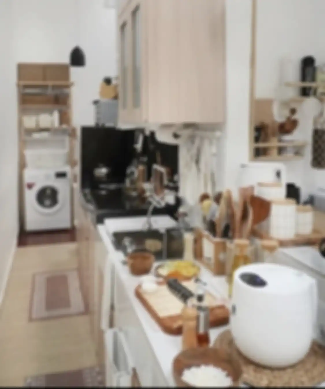 Desain dapur mungil ditata dengan trik berbeda agar tampilannya sedap dipandang. Foto interiornya bikin melongo.