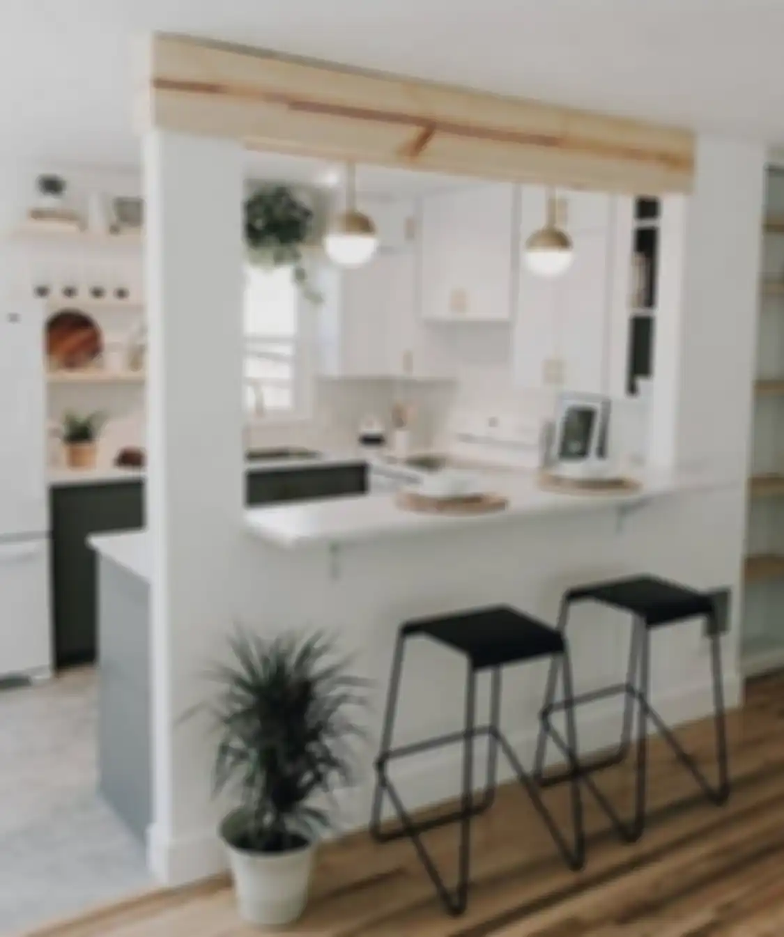 Desain dapur sederhana yang menjadi satu dengan ruang makan terlihat lega memakai trik khusus. Foto interiornya bisa ditiru.