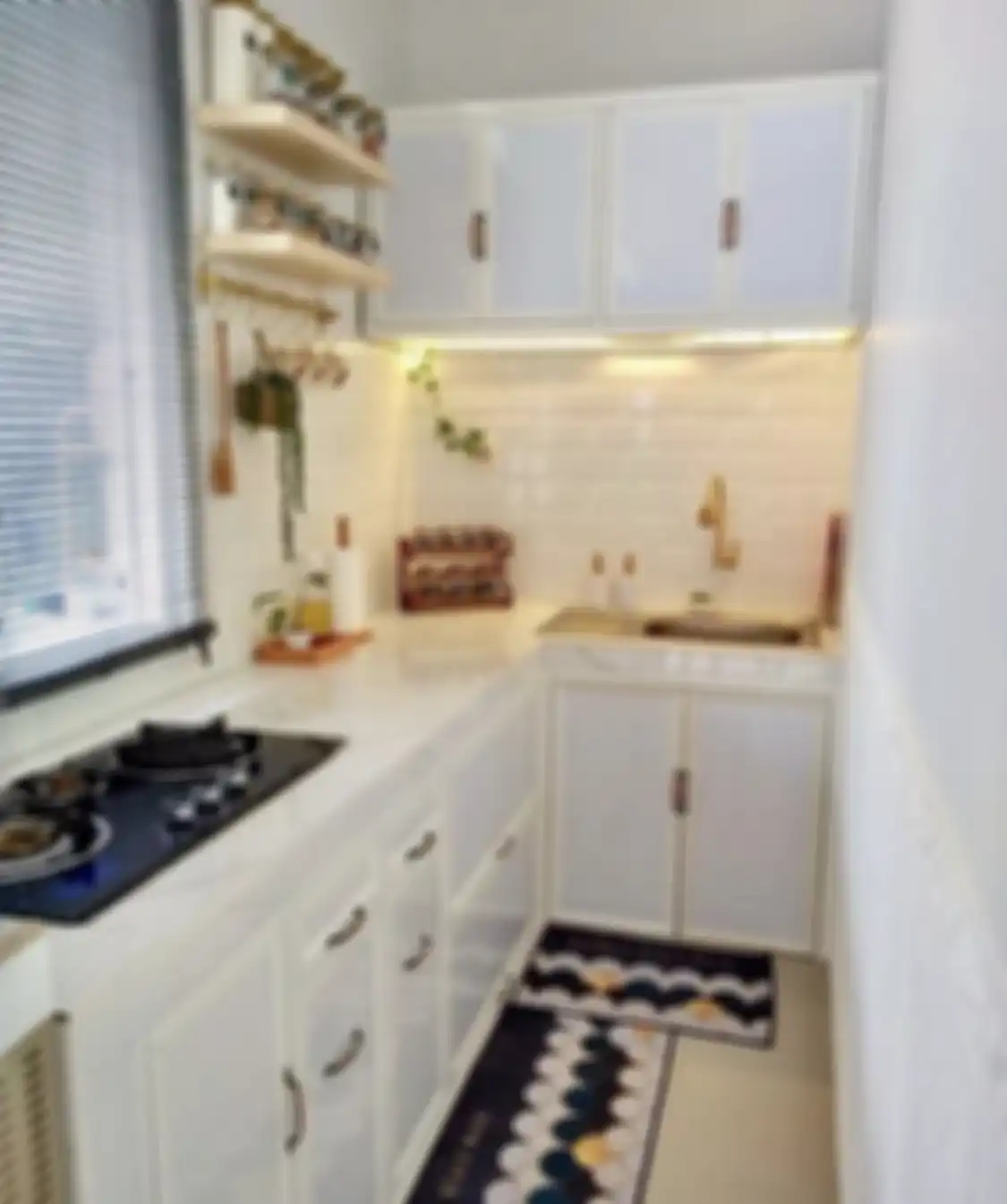 Tampilan yang tampak mewah menjadi keunggulan desain dapur sederhana di rumah minimalis. Intip yuk foto interiornya.