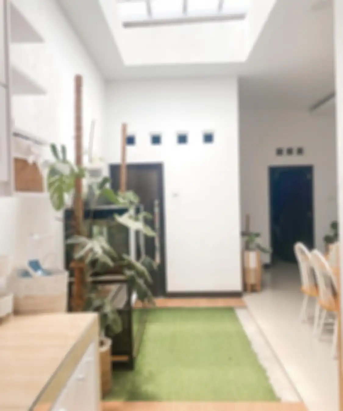 Desain taman indoor sengaja dibuat lebih segar, foto interior rumah dapat kesan yang tak terduga. Yuk, kita coba aplikasikan.