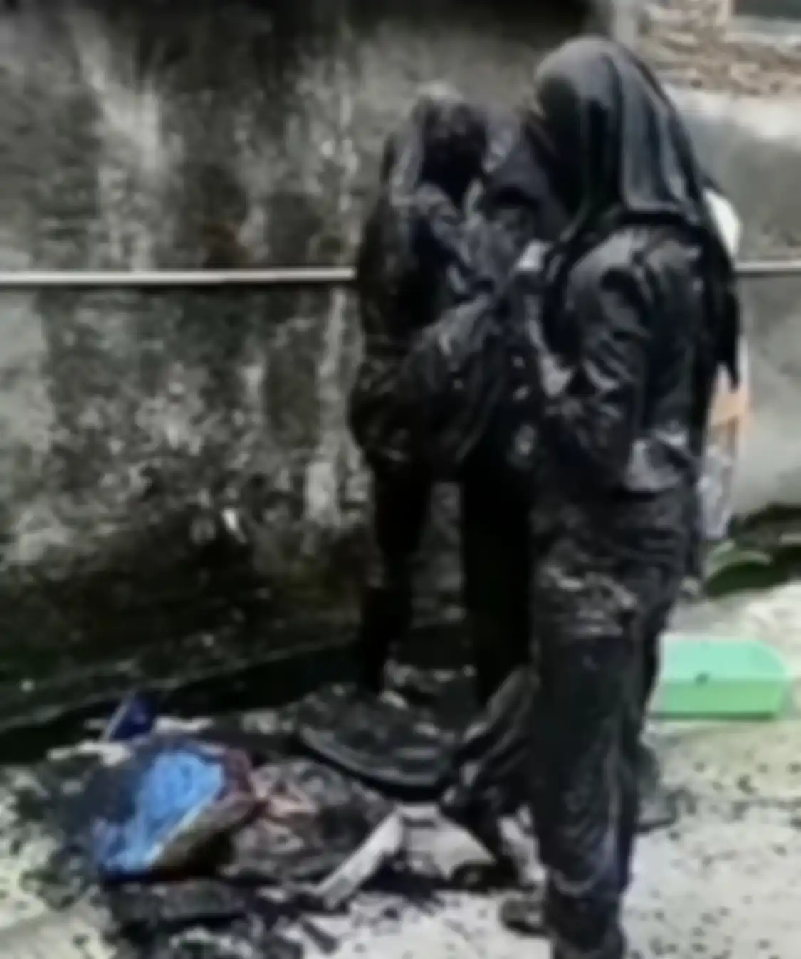 Foto penampakan 3 ABG berhijab yang tanggung malu usai nyemplung ke got hitam pekat. Penyebabnya gegara masalah sepele.
