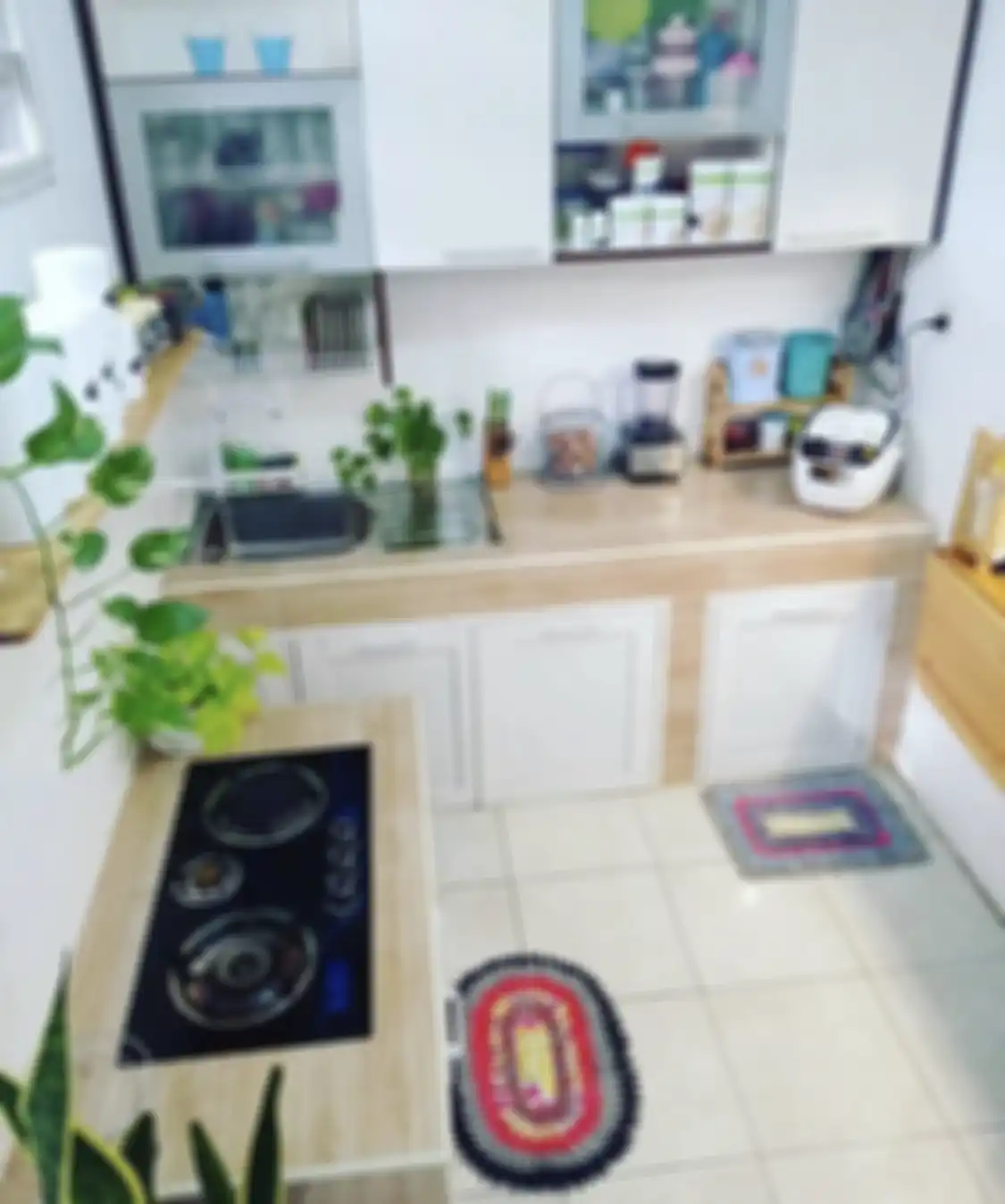 Banyak pemilik rumah sebel melihat foto dapur sempit yang tampak berantakan. Ternyata 7 cara tak biasa jadi obatnya.
