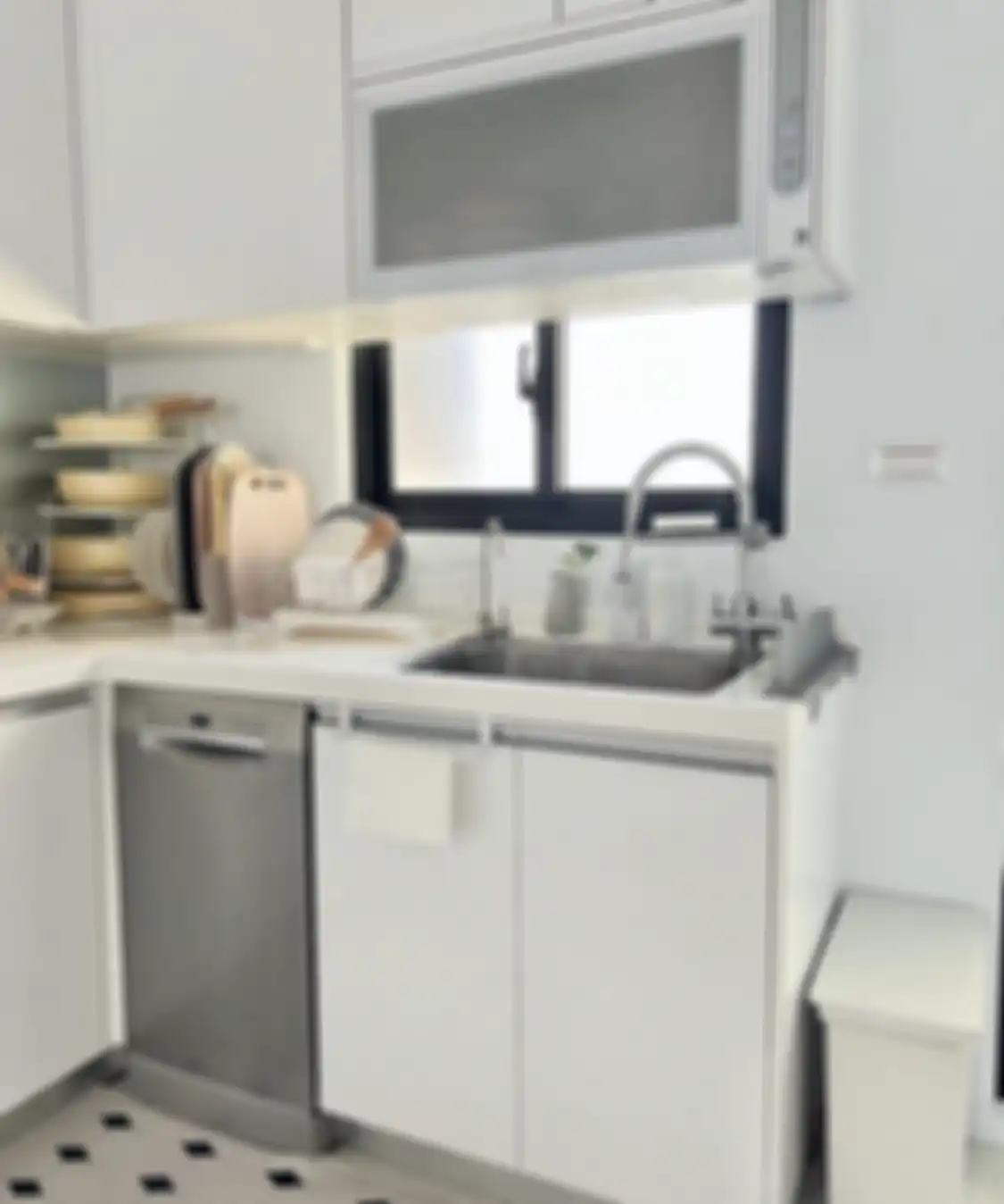 Dinding dapur juga dapat dicat ulang agar tampilan ruang masak tampak lebih cantik.