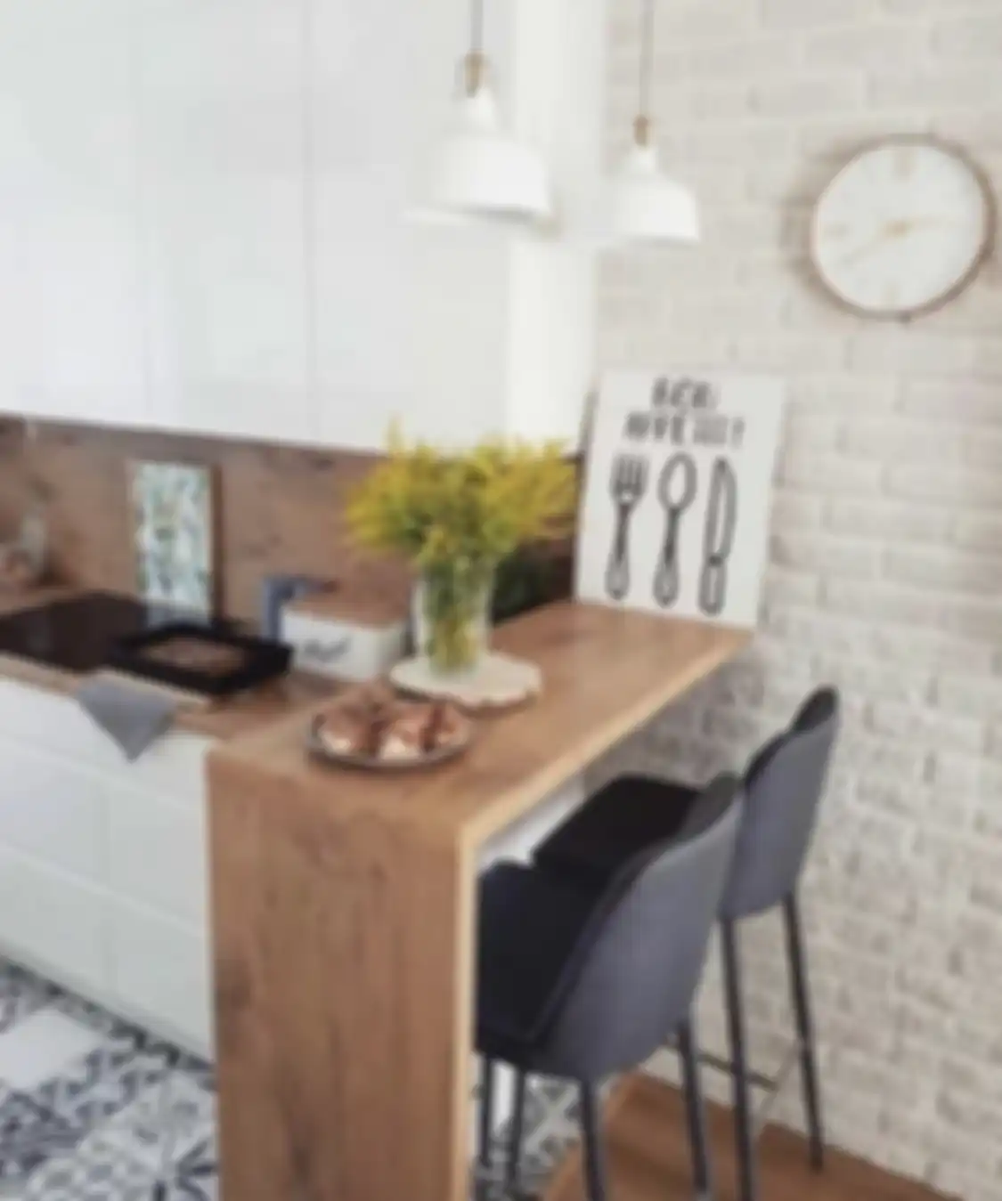 Desain dapur kecil mini bar banjir pujian karena mengubah wajah rumah mungil. Kuncinya kitchen set. Ini 8 foto hasilnya. 