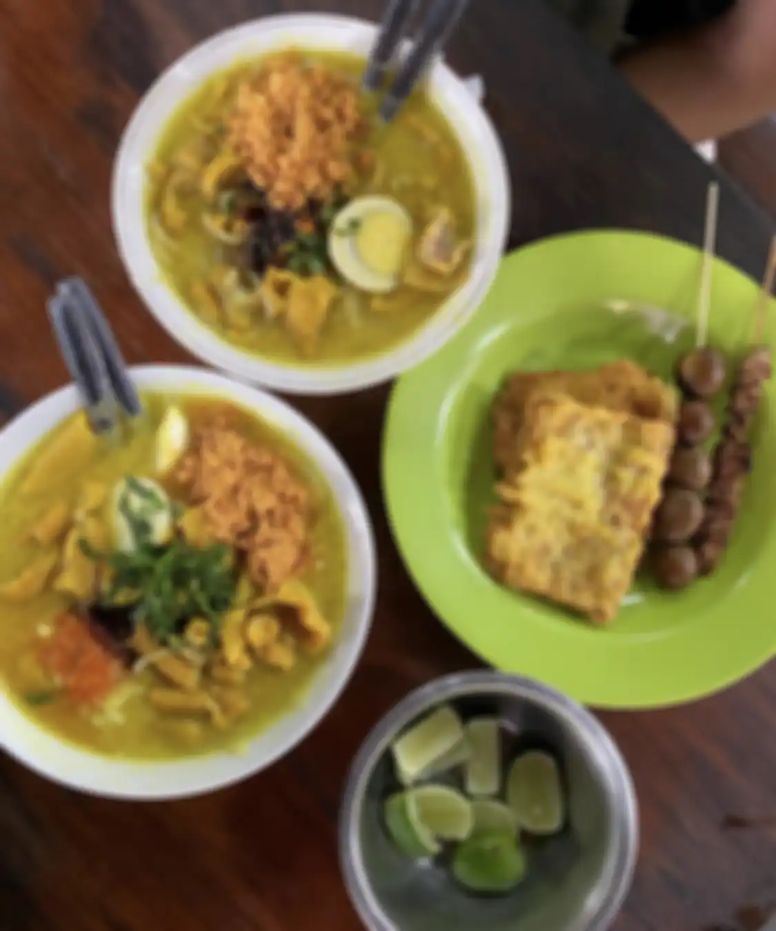 6 tempat wisata kuliner di Solo ini nikmat buat sarapan enak. Warung makan ini populer lewat menu soto. Intip foto khasnya. 