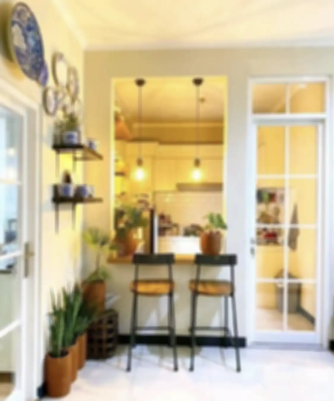 Desain dapur mungil selalu terlihat stylish karena elemen ini. Pantesan aja foto interiornya curi perhatian.