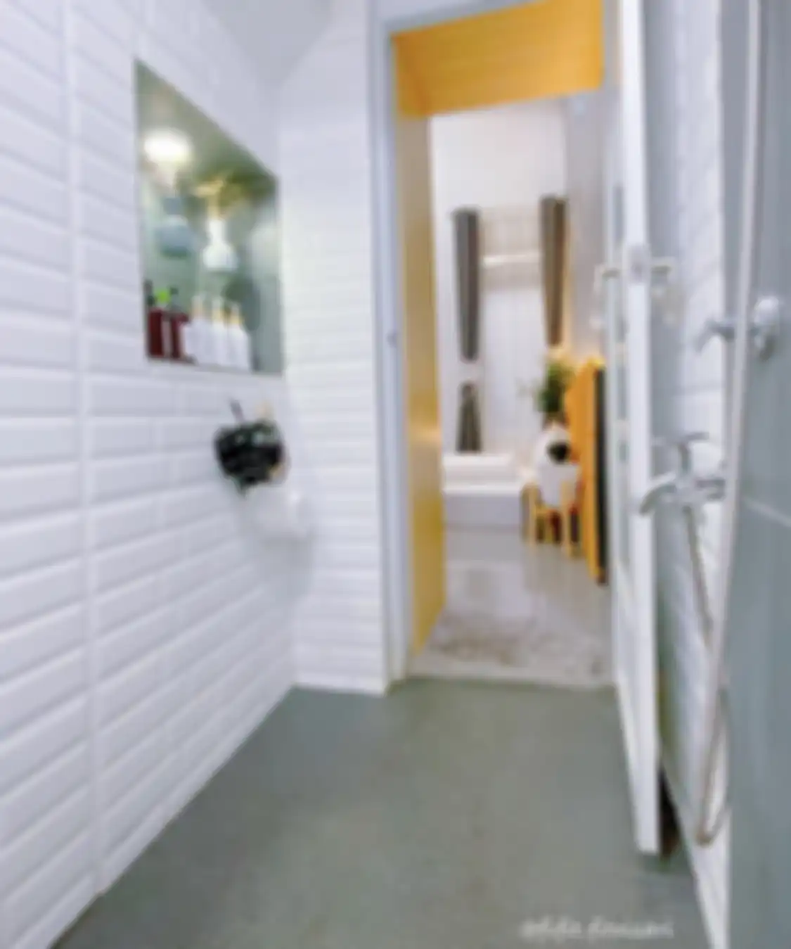 Inilah alasan kamar mandi tak boleh kelihatan dari pintu masuk rumah minimalis. Bukan karena foto interiornya lebih menarik. 