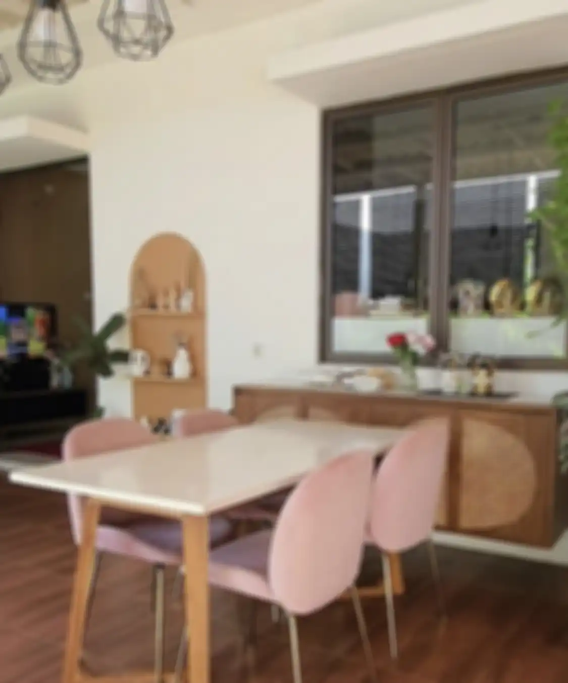 Buat pemilik rumah minimalis, jangan cuma foto desain dapur cantik. Ruang makan makin bikin betah dengan trik simpel ini.