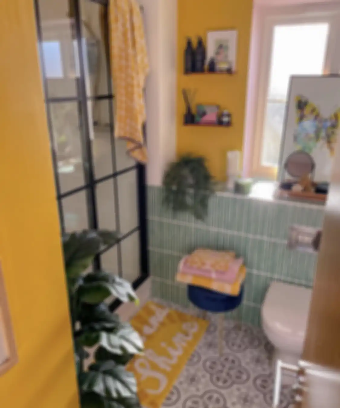 Potret kaca dan jendela kamar mandi. Perabotan area bersih-bersih diri ini tak boleh dibersihkan dengan tisu dapur.