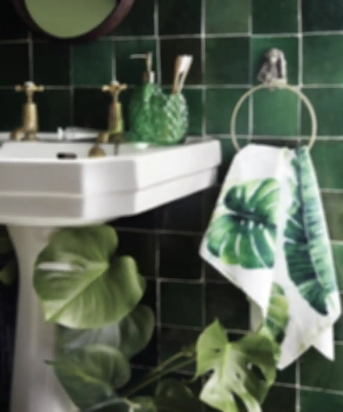 Pemilik rumah tak perlu repot mendesain ulang kamar mandi. 5 trik unik menyimpan handuk bikin foto tampilannya berubah total.