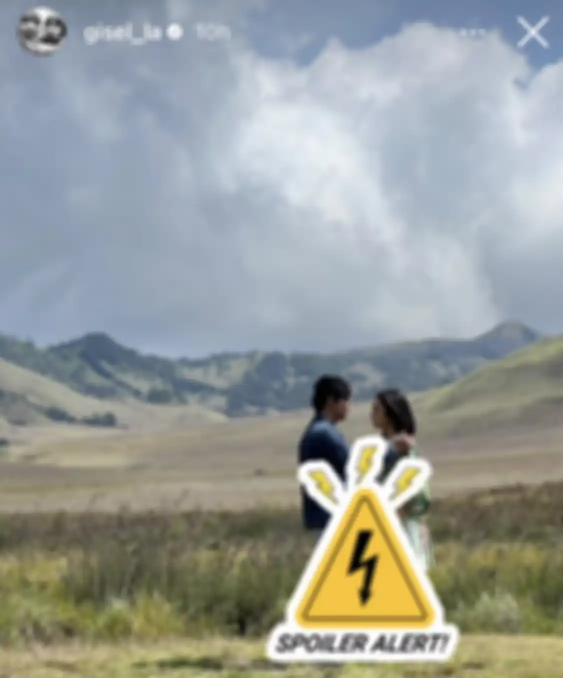 Gisel meninggalkan Gempi ke lautan pasir Gunung Bromo. Ternyata begini alasannya. Foto pria ini sengaja ditutupi.