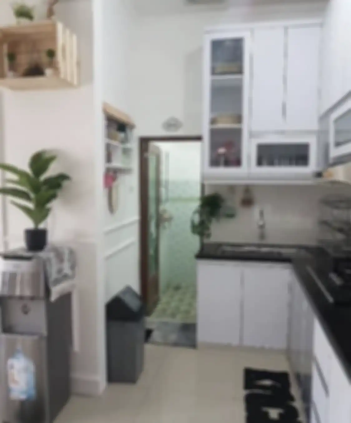 Inilah risiko posisi dapur bila tetap berada di dekat kamar mandi. Foto interiornya memang tampak cantik. 
