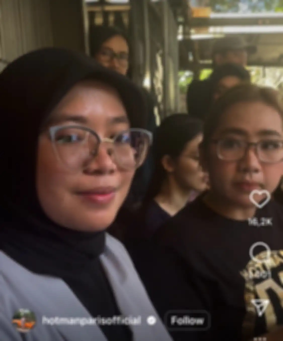 Norma Risma saat mendatangi Kopi Jony untuk berkonsultasi mengenai kasusnya dengan mantan suami, Rozy Zay Hakiki.