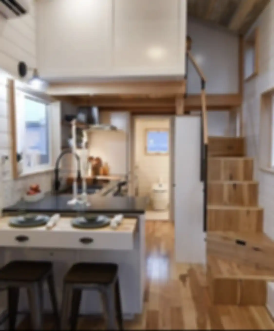 Desain dapur minimalis ini mampu mengubah tampilan area bawah tangga menjadi aesthetic. Intip 7 foto hasilnya. 