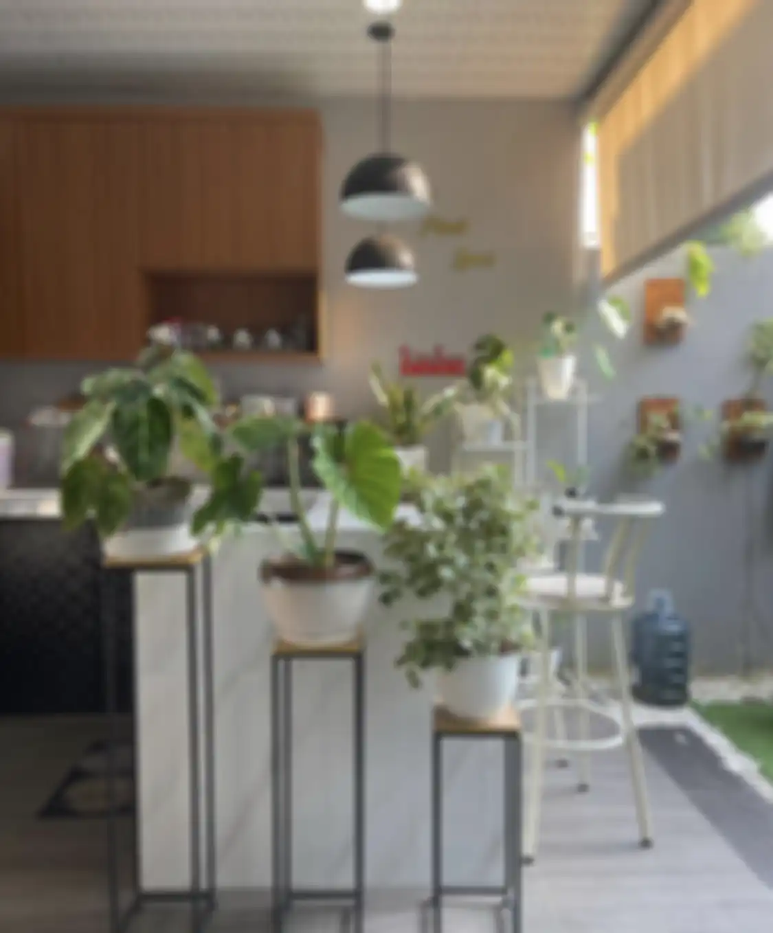 Dengan ide anti mainstream, desain dapur terbuka dibuat dengan gaya tak biasa. Foto hasilnya menjadi rujukan. 