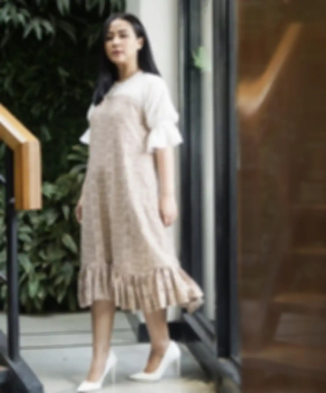 Pakai heels agar foto kita terlihat lebih tinggi. 