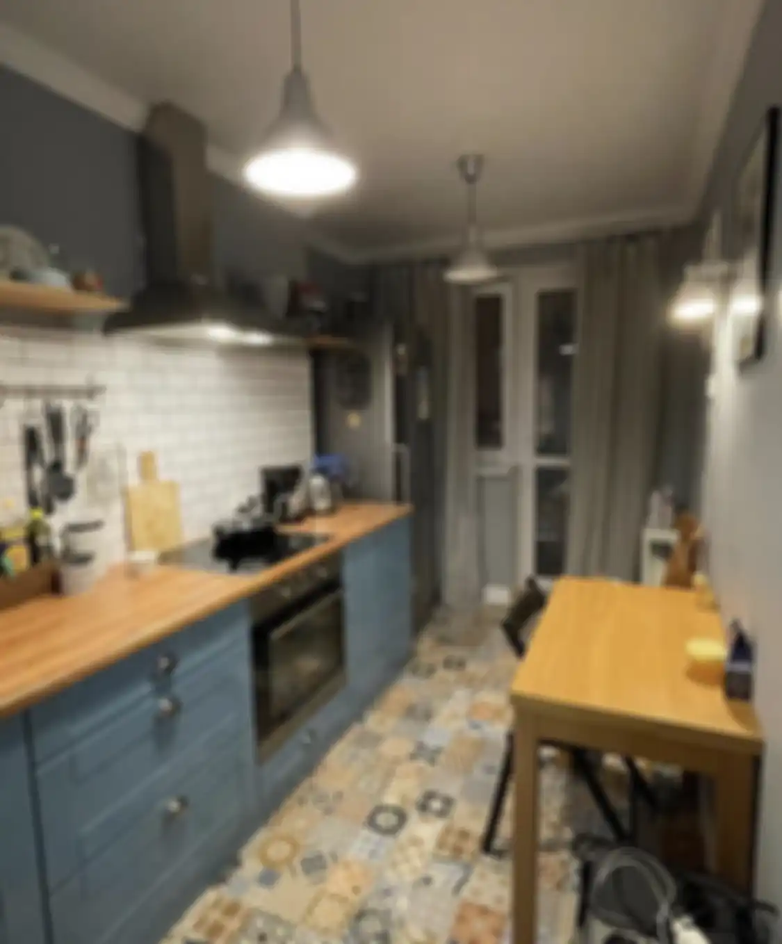 Backsplash dapat dimanfaatkan agar foto dapur sempit bebas sumpek.