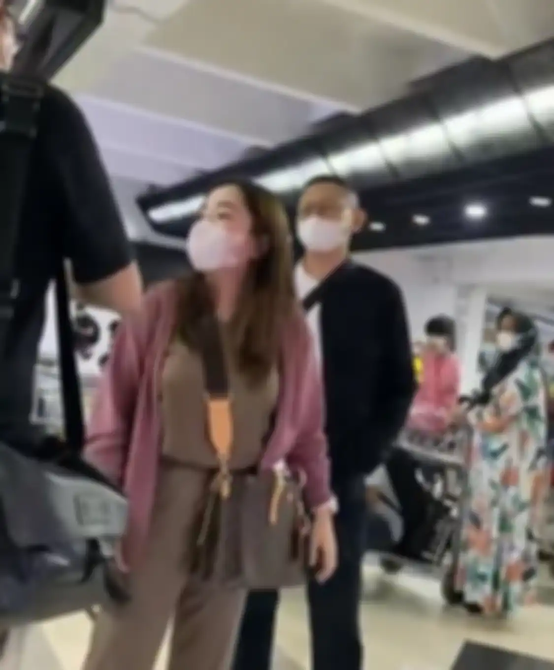 Berbarengan video terkait wanita muda yang menunjuk-nunjuk hingga memaki ibu Arteria Dahlan viral, netizen singgung karma anggota DPR.