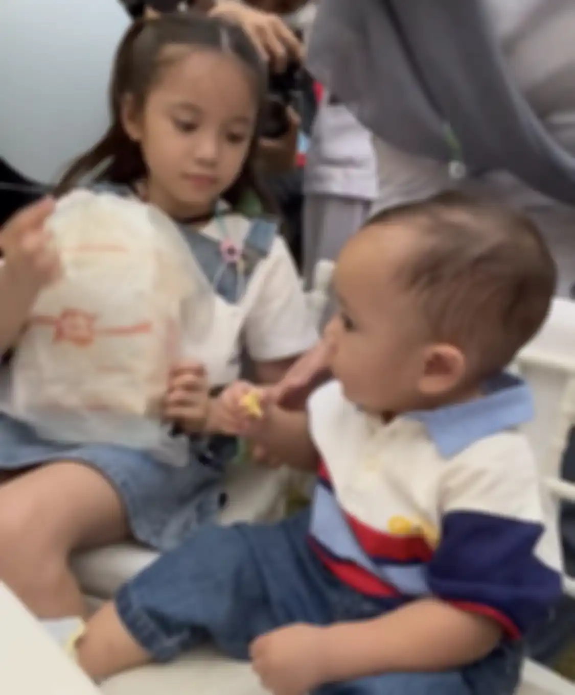 Melihat foto Rayyanza Malik Ahmad meminta makanan Gempi, netizen titip pesan begini ke Gisella Anastasia.