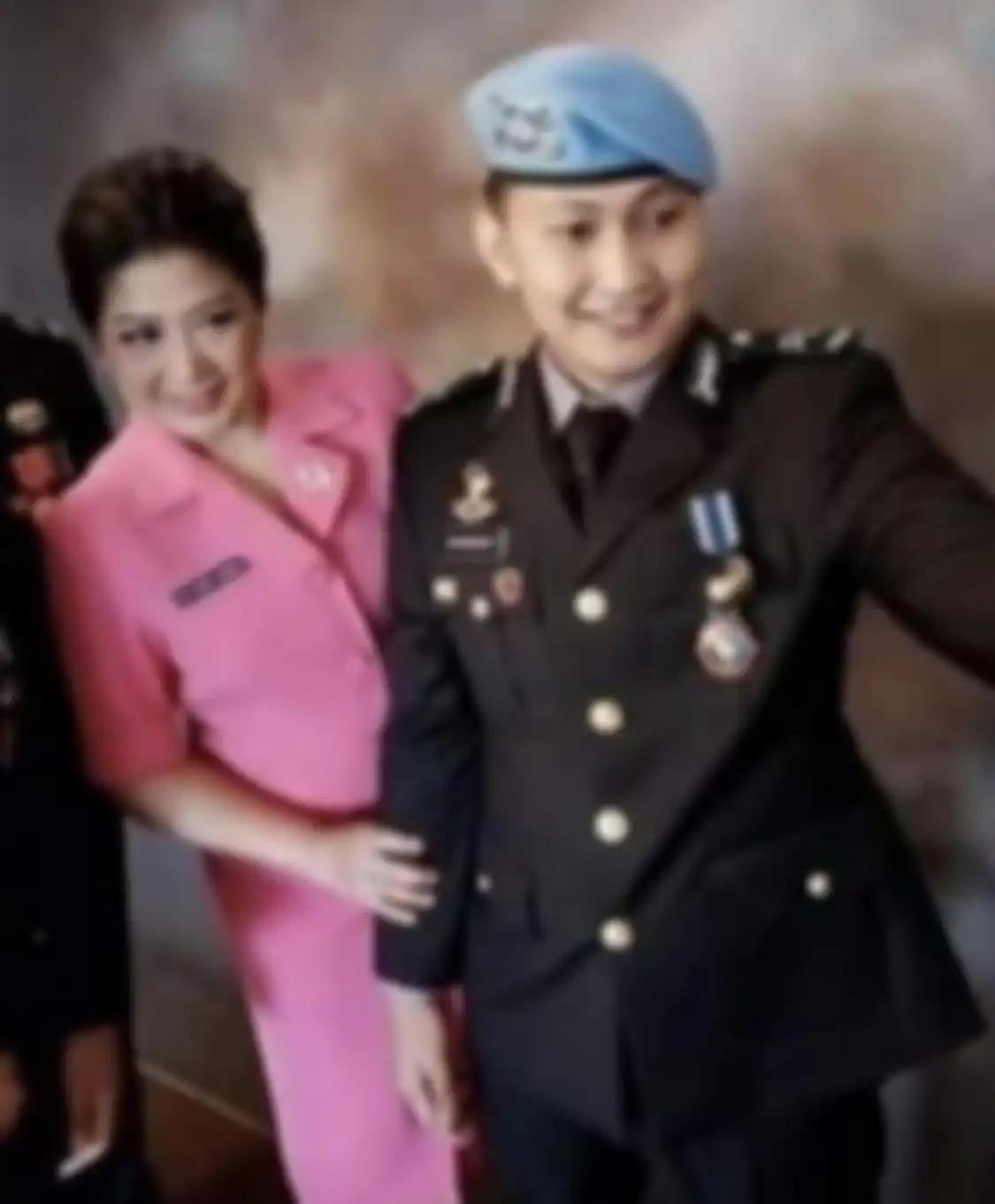 Gaya hidup Putri Candrawathi jadi sorotan. Istri Irjen Ferdy Sambo kepergok pegang tangan Brigadir J. Foto keluarganya terlanjur beredar.