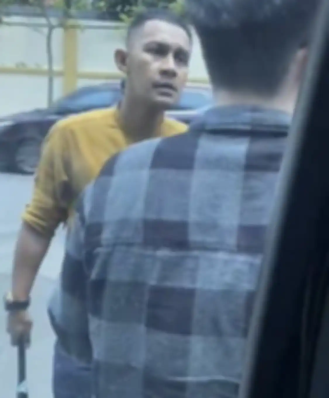 Cuma gegara masalah sepele di parkiran, pria pukul mahasiswa memakai tongkat baseball diburu polisi. Foto tampangnya viral.