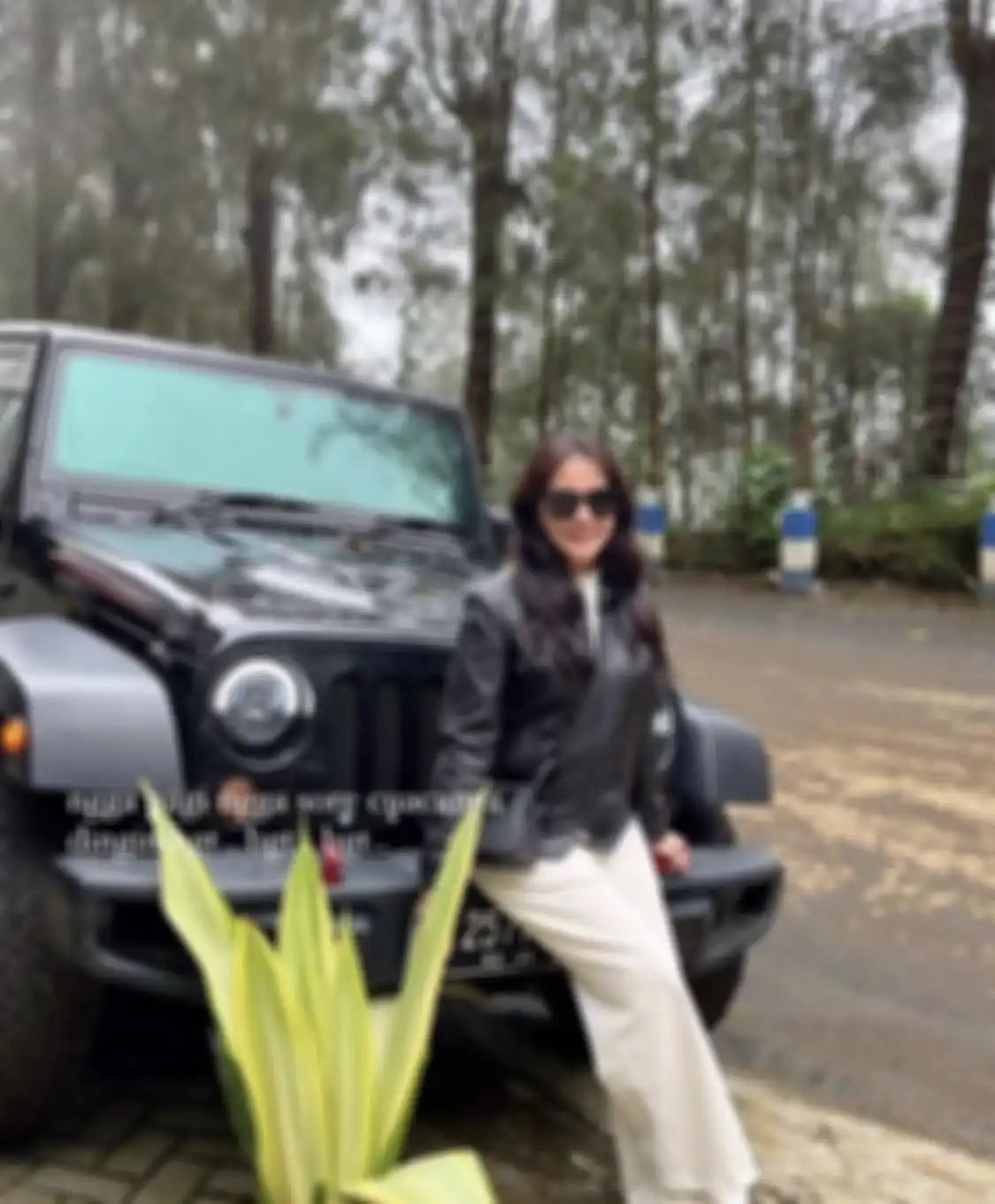 Istri Rafael Alun Trisambodo berpose di depan Jeep Rubicon yang dipakai Mario Dandy menemui David.