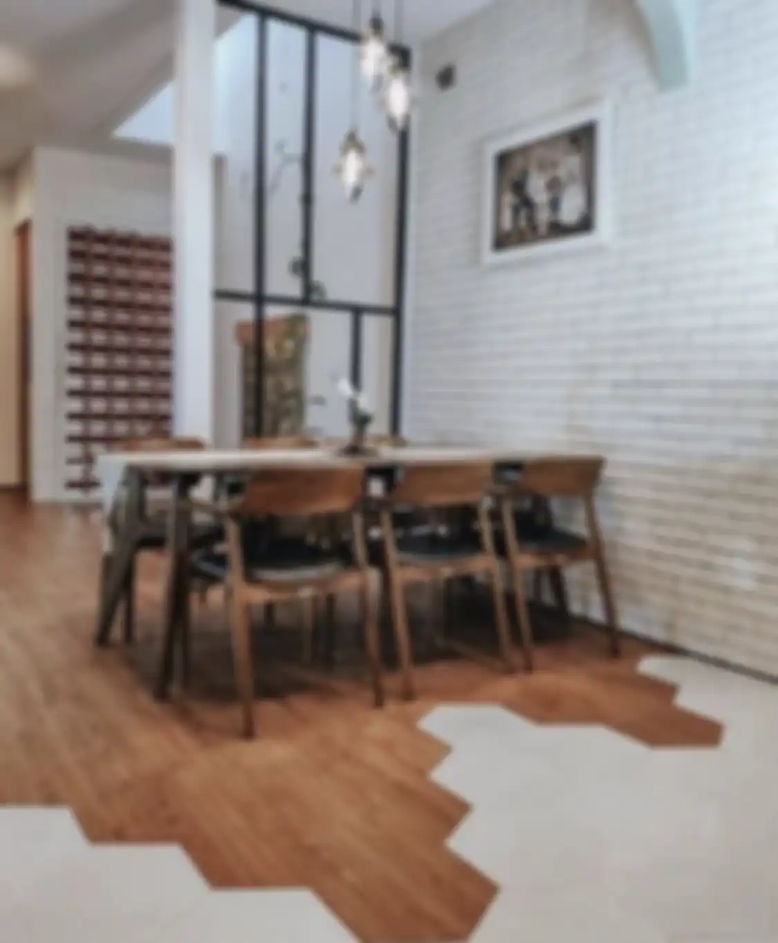 Desain ruang makan yang diberi sentuhan unik bikin penghuni rumah minimalis senyum-senyum. Foto interiornya jadi referensi.