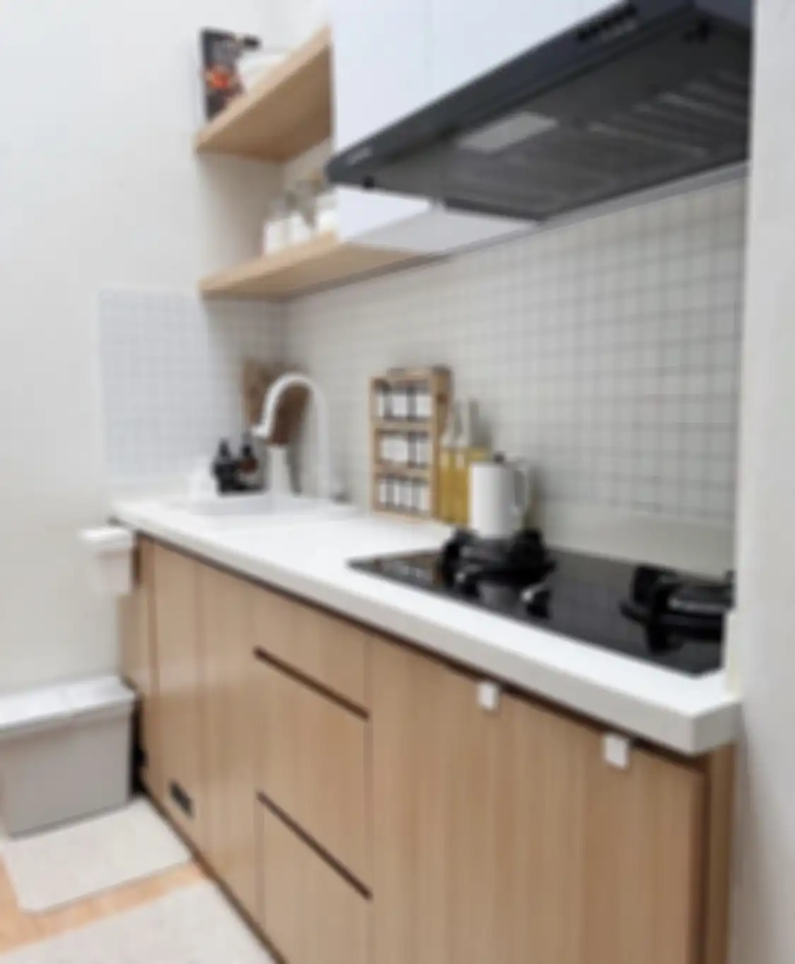 Rapikan perabot dapur agar potret ruang memasak bergaya minimalis bisa tampil lebih cantik. 