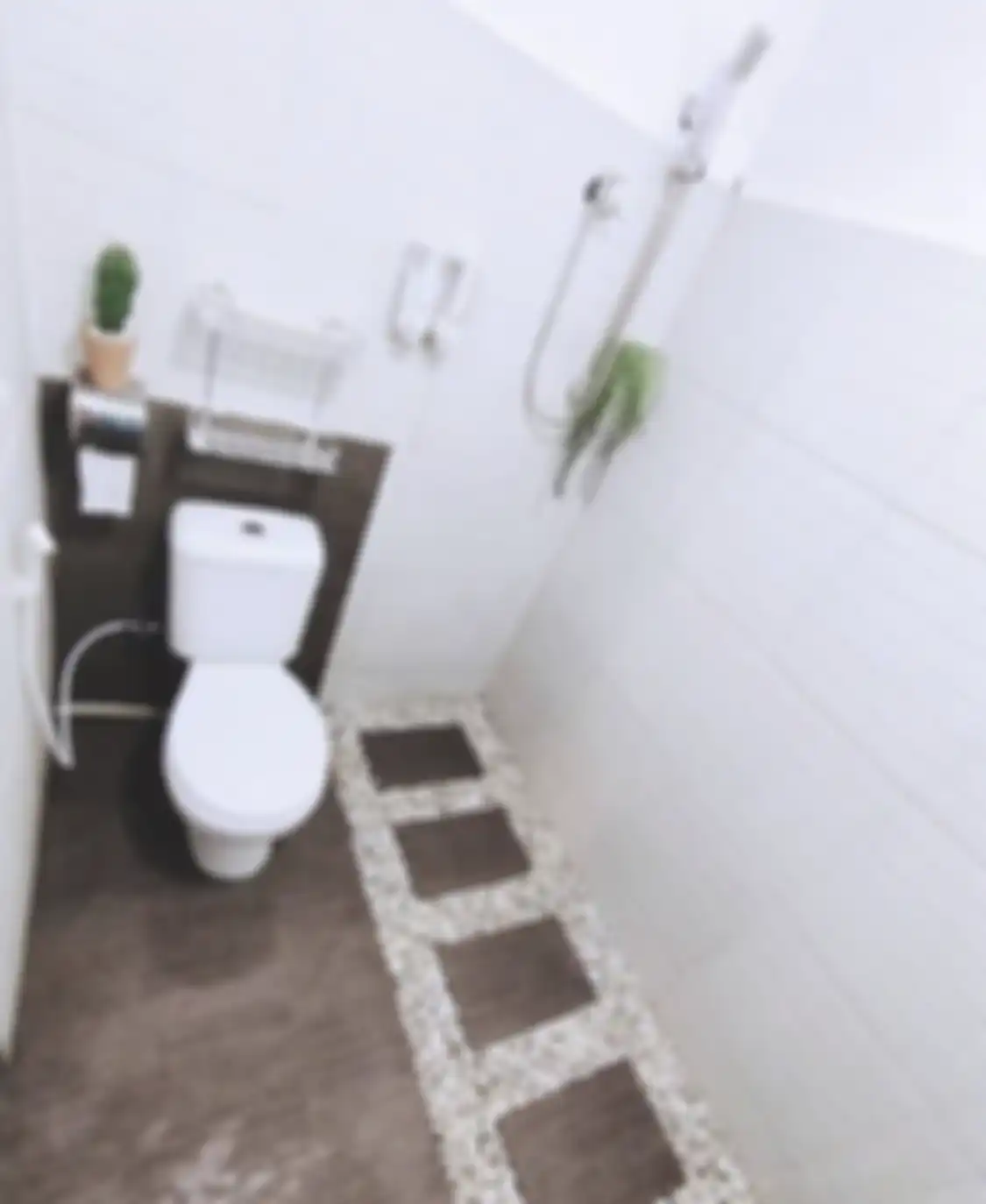 Desain kamar mandi sempit sengaja ditambahi ornamen ini agar menghadirkan rasa nyaman. Foto aplikasinya banyak ditiru.