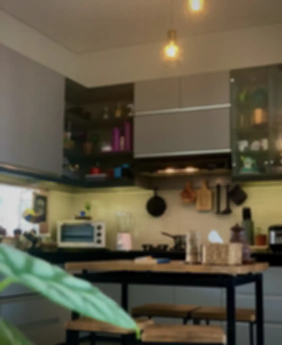 Desain dapur mungil yang menjadi satu dengan ruang makan dan area keluarga ternyata wajib pakai warna ini. Lihat foto interiornya.