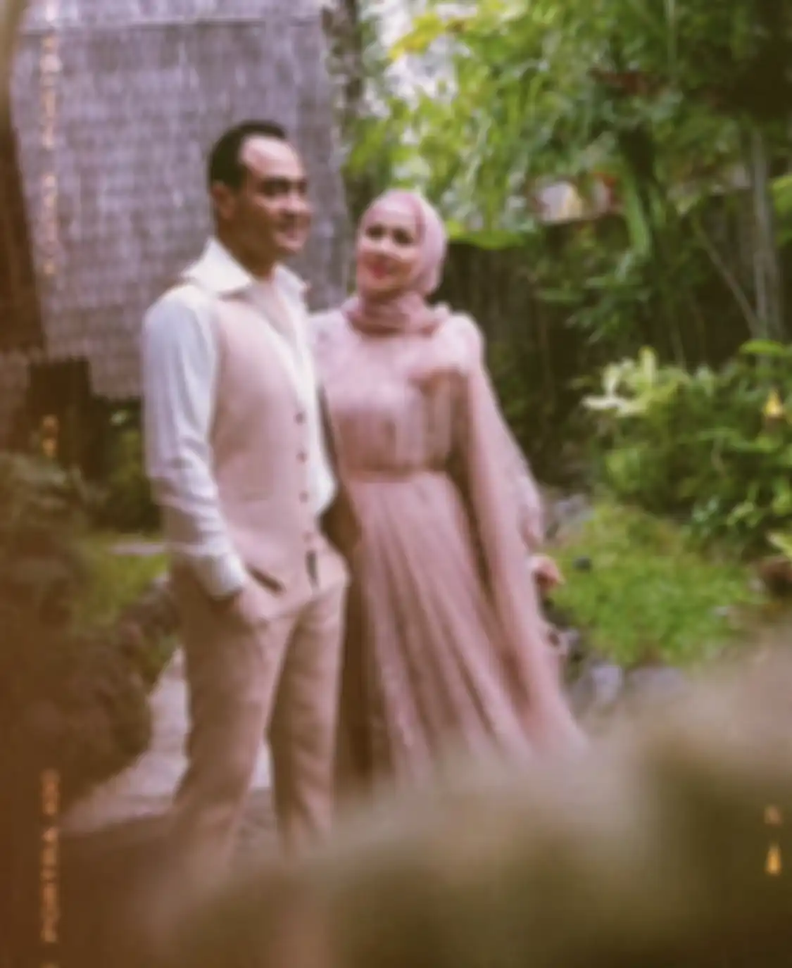 Foto Ferry Irawan yang terus mengumbatr mesra dengan Venna Melinda terlanjur dihujat. Ide resepsi mewah justru datang dari sosok ini.
