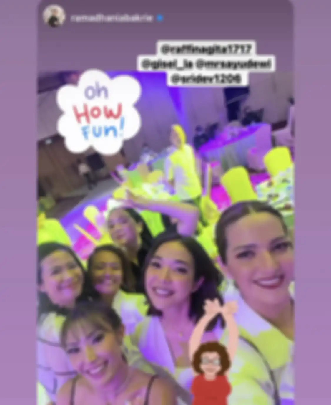 Gisel mengunggah foto yang menunjukkan Ardi Bakrie ogah joget bareng istrinya, Nia Ramadhani. Ardi pilih berdiri sendirian.