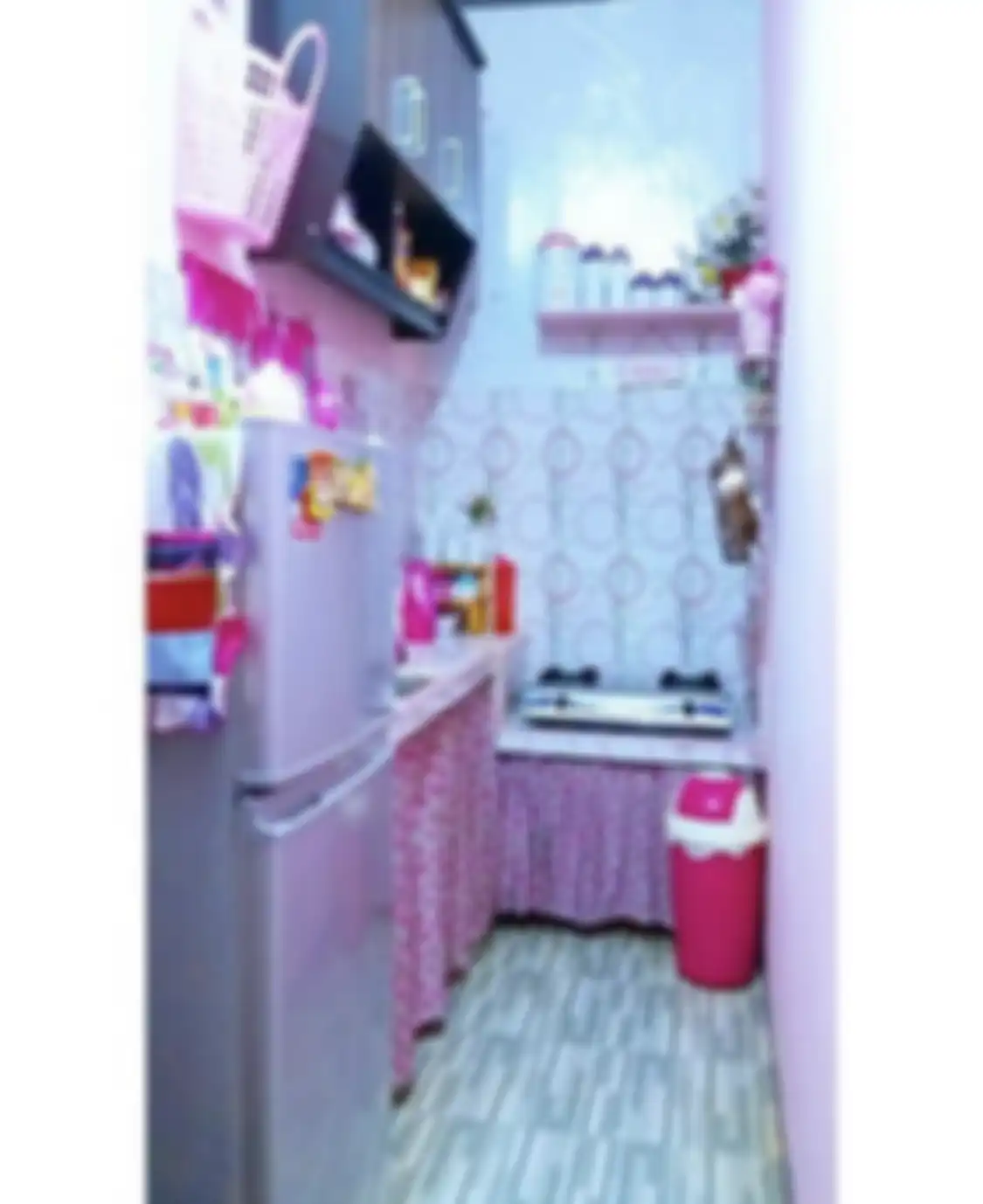 Desain dapur kecil cantik sengaja dirancang buat lorong sempit. Akal-akalan pemilik rumah mungil. 9 foto hasilnya bikin syok.