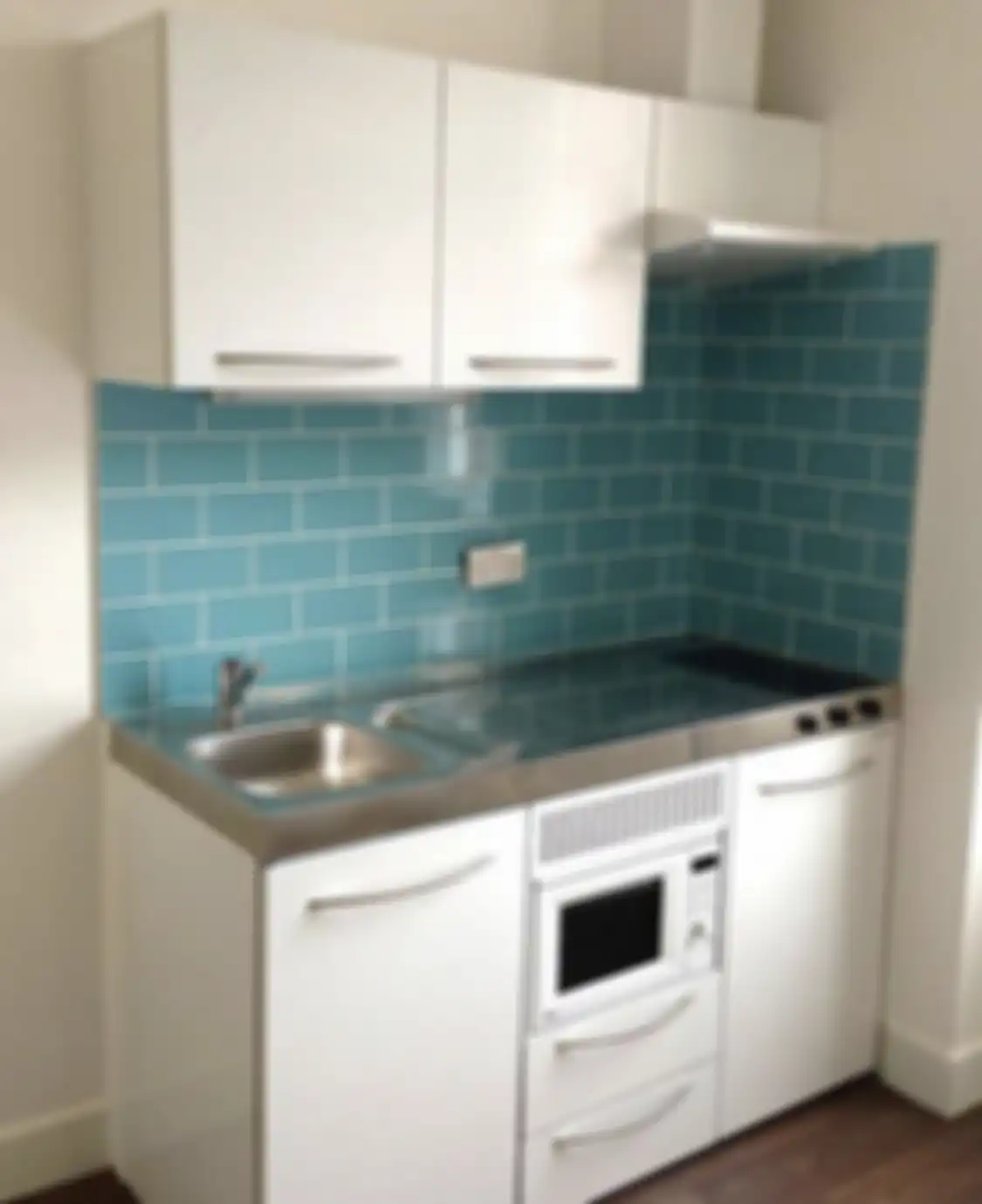 Inilah cara desain dapur kecil yang cocok buat rumah type 36. Foto hasilnya sampai mencuri perhatian banyak pemilik rumah. 