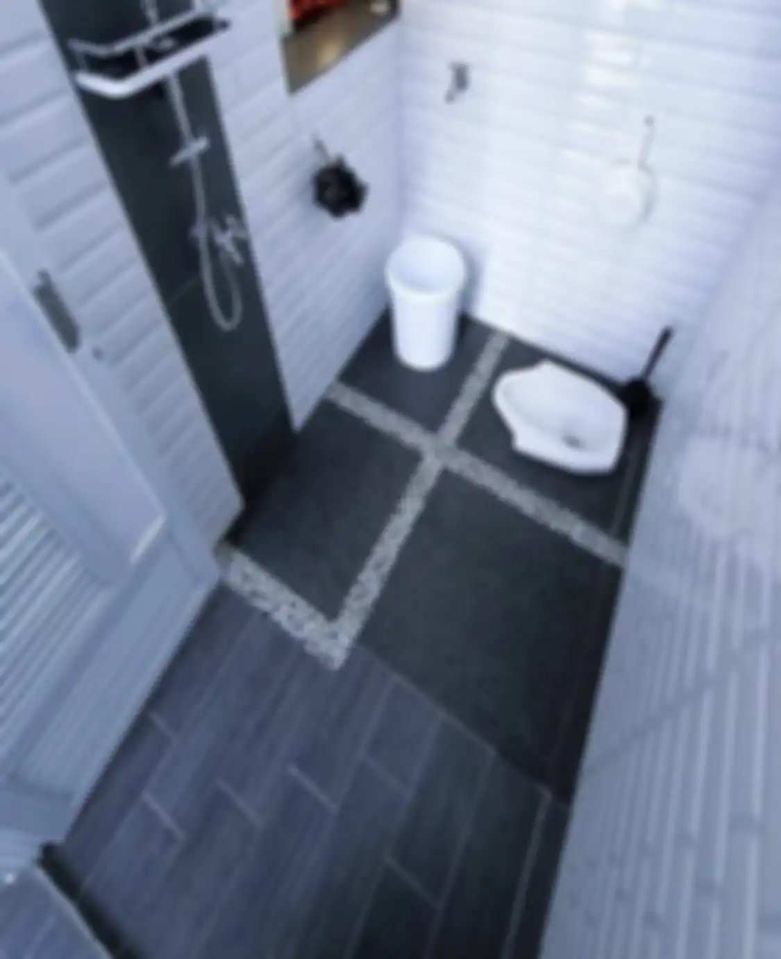 Desain kamar mandi kecil ini kian apik dengan trik begini. Wajah pemilik rumah subsidi berseri-seri. Tengok yuk 8 foto aplikasinya. 