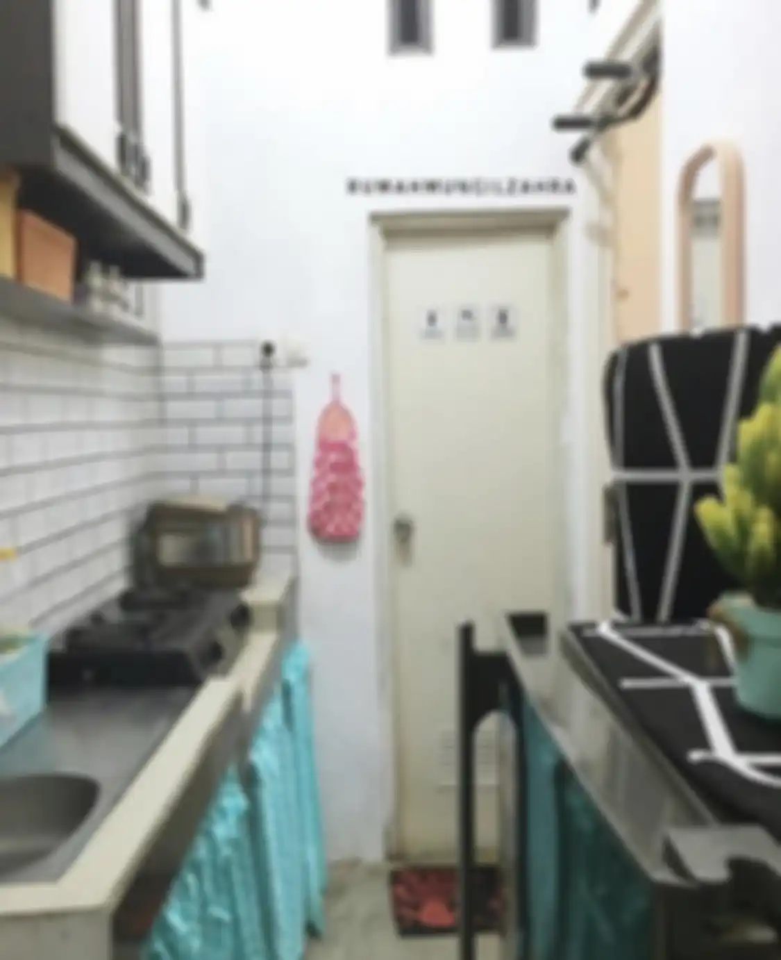 Desain dapur kecil cantik sengaja dirancang buat lorong sempit. Akal-akalan pemilik rumah mungil. 9 foto hasilnya bikin syok.