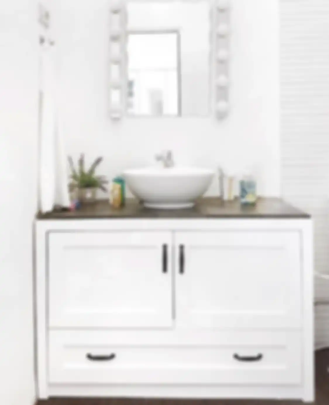 Agar foto desain kamar mandi tampak semakin mewah, lemari penyimpanan dirancang dengan model elegan berwarna lembut.