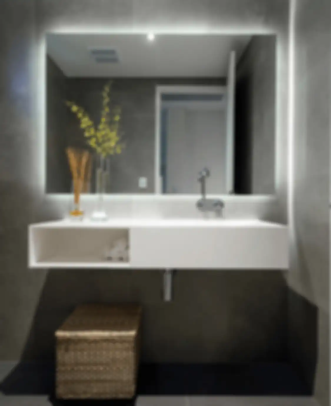 Lihatlah foto kamar mandi mungil ini. Cantik nian interiornya. Kamar mandi tampak lapang berkat 7 trik mujarab ini. 