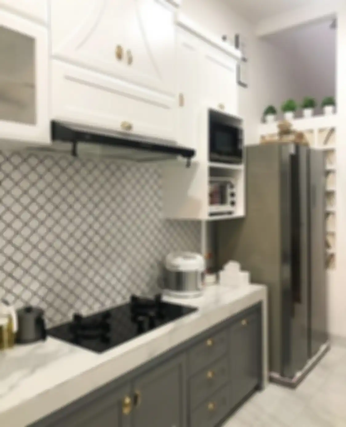 Desain dapur sederhana Ibu-ibu pemilik rumah mungil ini terus dibahas. Dia sengaja memasang keramik dinding. Lihat 8 foto hasilnya.