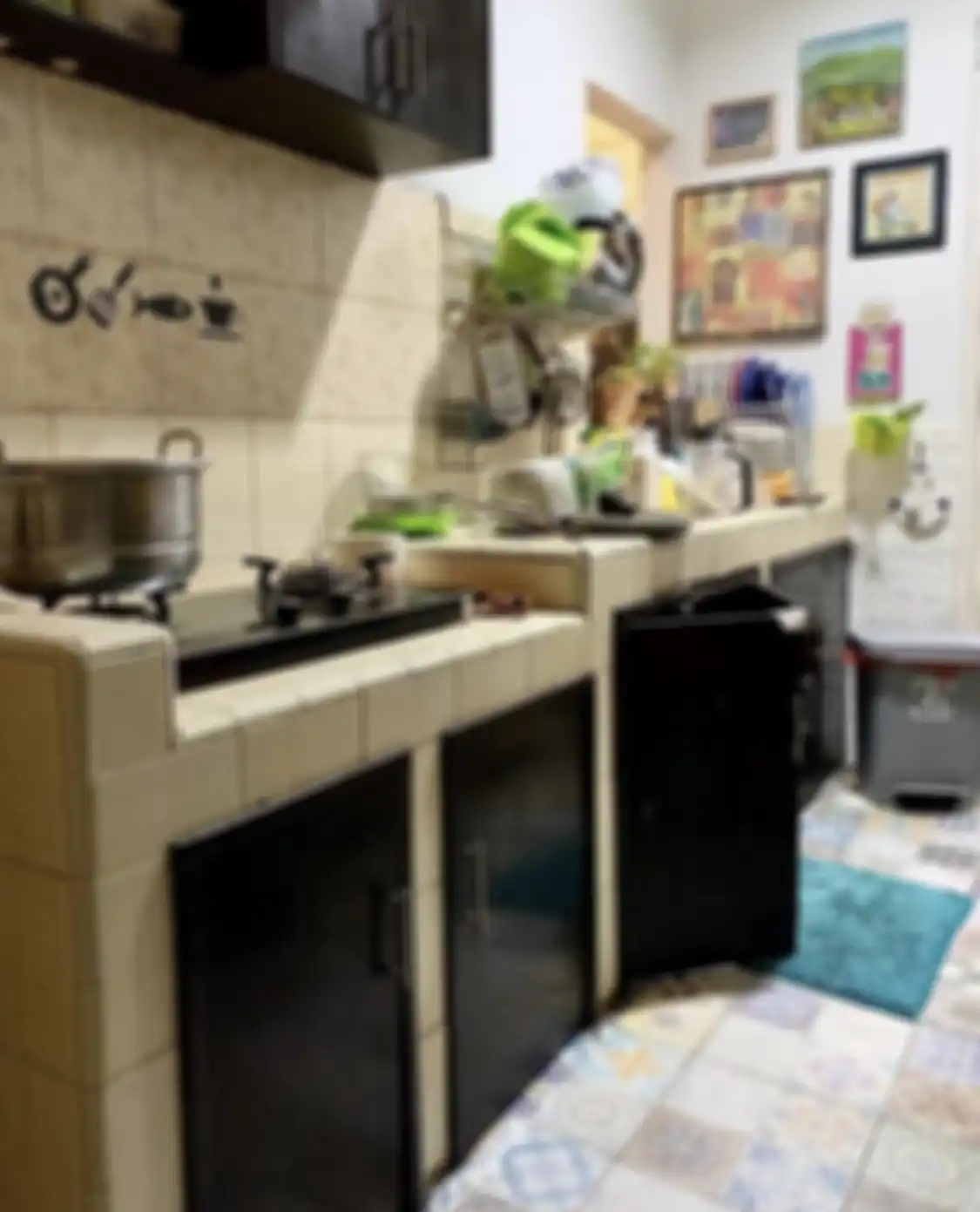 Sengaja mengubah desain dapur sederhana dengan gaya begini, pemilik foto area masak sempit menjadi idola di Instagram.